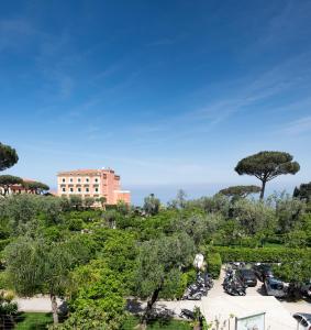 ソレントにある"White Mermaid" - SORRENTO DOWNTOWN SEA VIEW APARTMENTの建物を背景に見える公園