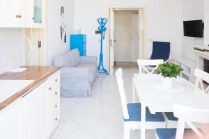ソレントにある"White Mermaid" - SORRENTO DOWNTOWN SEA VIEW APARTMENTのテーブルと椅子のあるキッチンとリビングルーム +10枚の写真