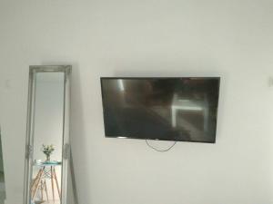 ワルシャワにあるManufakturaの鏡の横に掛けられた薄型テレビ