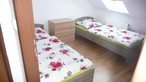 Łóżko lub łóżka w pokoju w obiekcie Apartments U Cara