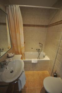 een badkamer met een wastafel, een bad en een toilet bij Hotel Splendid in Montreux