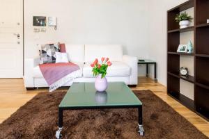 Zdjęcie z galerii obiektu Stylish JOIVY Flat with Garden w mieście Pognana Lario