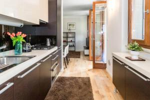Zdjęcie z galerii obiektu Stylish JOIVY Flat with Garden w mieście Pognana Lario