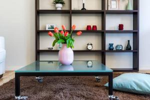 Zdjęcie z galerii obiektu Stylish JOIVY Flat with Garden w mieście Pognana Lario