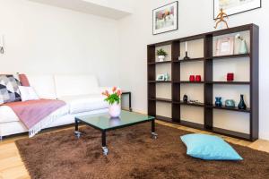 Zdjęcie z galerii obiektu Stylish JOIVY Flat with Garden w mieście Pognana Lario