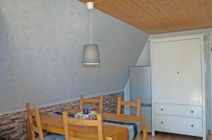 ガガーにあるFinnhütte-Mönchgut-7のダイニングルームテーブル(椅子2脚、照明器具付)