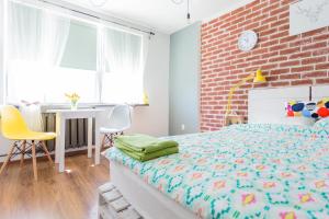 - une chambre avec un lit et un mur en briques dans l'établissement Apartament Twarda 54-Warszawski Sen, à Varsovie