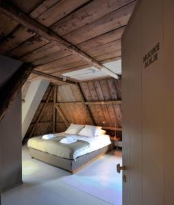 1 dormitorio con 1 cama en el ático en Omke Jan, en Woudsend