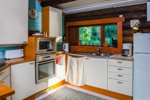 Kuchyň nebo kuchyňský kout v ubytování Koivulan Kartano Cottage