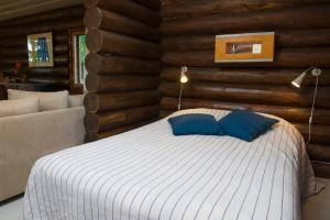 Postel nebo postele na pokoji v ubytování Koivulan Kartano Cottage