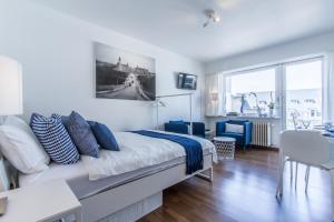 Schlafzimmer mit einem Bett mit blauen und weißen Kissen in der Unterkunft Studio Lux city in Luxemburg (Stadt)