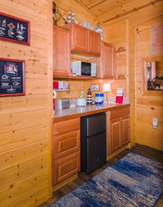 una cucina con armadi in legno e lavastoviglie nera di Fireside Lodge a South Lake Tahoe