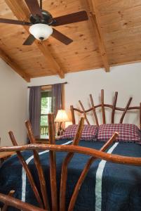 1 dormitorio con 1 cama con techo de madera en The Sassafras Breeze, en Topton