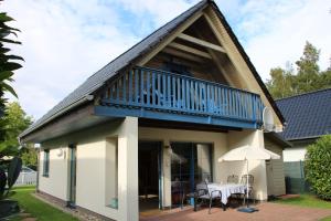Casa pequeña con balcón y mesa en Ahoi, en Wiek auf Rügen
