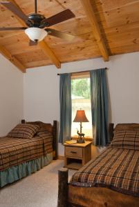 1 dormitorio con 2 camas y ventilador de techo en The Sassafras Breeze, en Topton