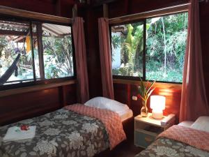 Cabinas Nirvana Ecolodge tesisinde bir odada yatak veya yataklar