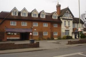 un gran edificio de ladrillo en la esquina de una calle en Elmhurst Hotel en Reading