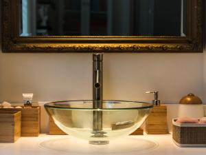 un tazón de cristal en una mesa con espejo en Downtown Memphis Shellcrest Apartments, en Memphis 105 fotos más