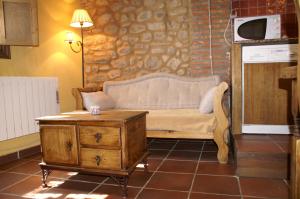 a living room with a couch and a table at La Cuestecilla in Hervás