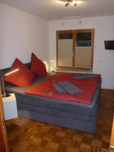 キールにあるFerienwohnung Kielのベッドルーム1室(赤い枕のベッド1台付)