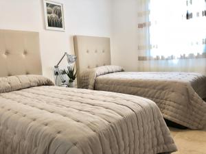 En eller flere senge i et værelse på Stylish apartment perfect location