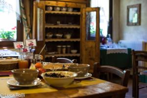 einen Holztisch mit Schalen Essen drauf in der Unterkunft Hotel Della Nouva in Pila