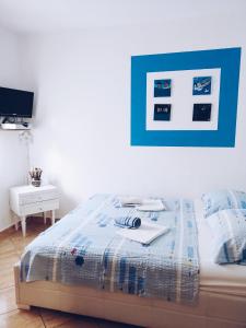 Una cama o camas en una habitación de Apartments and Rooms Marica