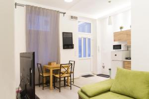 sala de estar con sofá y mesa en Cozy Apartment Budapest, en Budapest