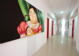 obraz kobiety na ścianie w korytarzu w obiekcie Zar Queretaro w mieście Querétaro