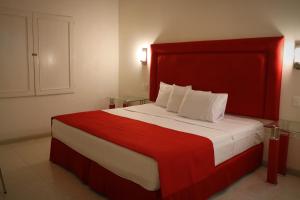 a bedroom with a large bed with a red headboard at Zar San Luis Potosi in San Luis Potosí