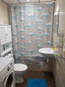 un bagno con doccia, wc e lavandino di Sea Apartment in the Center a Pärnu Altre 54 foto