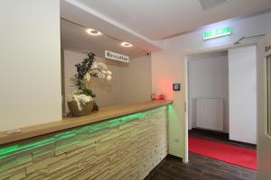 a bar in a restaurant with a red carpet at Pension Villa Colosseo im Herzen von Meiningen in Meiningen