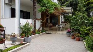 un cortile con piante in vaso in una casa di Accomodation Mirjana Rooms a Poreč (Parenzo)