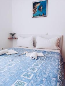 ein Schlafzimmer mit einem Bett mit Handtüchern darauf in der Unterkunft Apartments and Rooms Marica in Makarska
