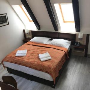 Posteľ alebo postele v izbe v ubytovaní U Medvidku-Brewery Hotel
