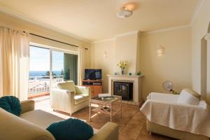 un soggiorno con vista sull'oceano di Villa Acacias 13 a Luz