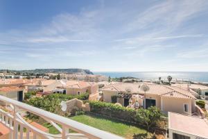 una vista dal balcone di una casa di Villa Acacias 13 a Luz