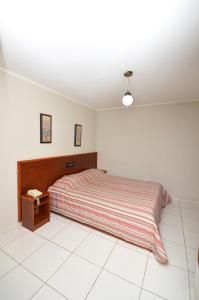Un dormitorio con una cama y una mesa. en Villas Boas Hotel, en Campinas