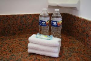 two bottles of water sitting on top of towels at Zar Coatzacoalcos in Coatzacoalcos