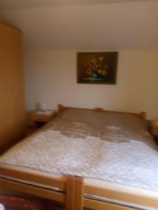 1 dormitorio con 1 cama en una habitación en Apartments Boris, en Bled
