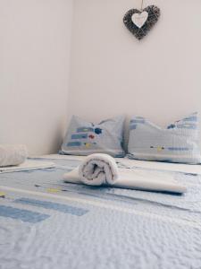 Una cama o camas en una habitación de Apartments and Rooms Marica