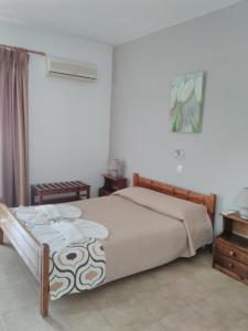 a bedroom with a bed and a dresser and a bed sidx sidx sidx sidx at Maria Studios and Apartments in Haraki