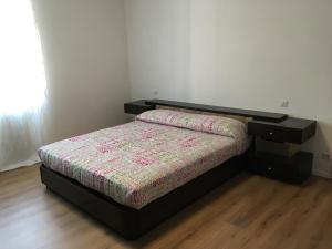 een klein bed in een kamer met een bed sidx sidx sidx bij Appartamento Duca in Trento