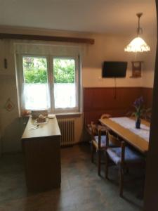 Habitación con mesa y comedor con ventana en Apartments Boris, en Bled