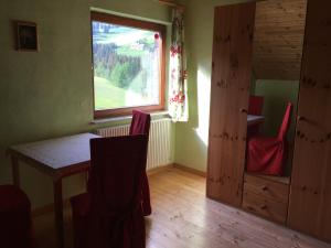 een eetkamer met een tafel en een raam bij Urlaub im Zirbenland in Obdach