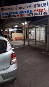 um carro estacionado em frente a uma garagem em Gina's house em Culiacán