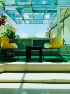 Khu vực ghế ngồi tại Hotel Cuellar