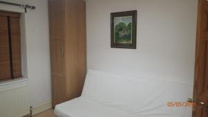 1 cama en una habitación con una foto en la pared en Hill Apartments en Londres