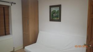 ロンドンにあるHill Apartmentsの壁に絵が描かれた部屋のベッド1台