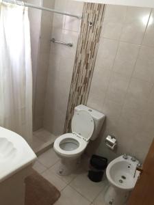 uma casa de banho com um WC, um chuveiro e um lavatório. em Rivera Este em Colón